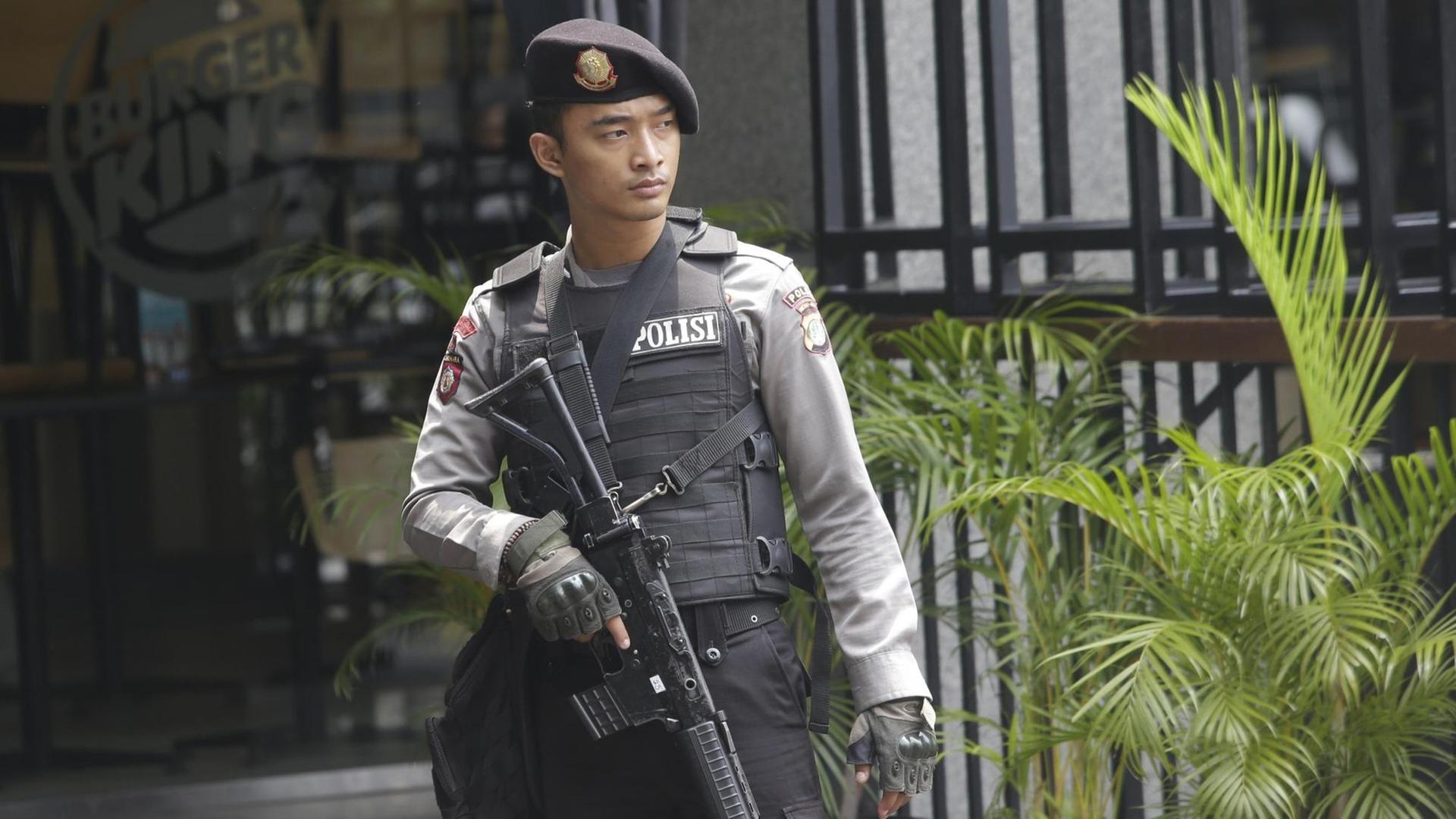 Ein schwer bewaffneter Polizist in Jakarta.