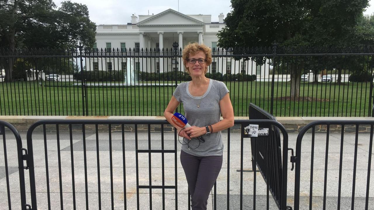 Reporterin Nana Brink vor dem Weißen Haus in Washington, USA