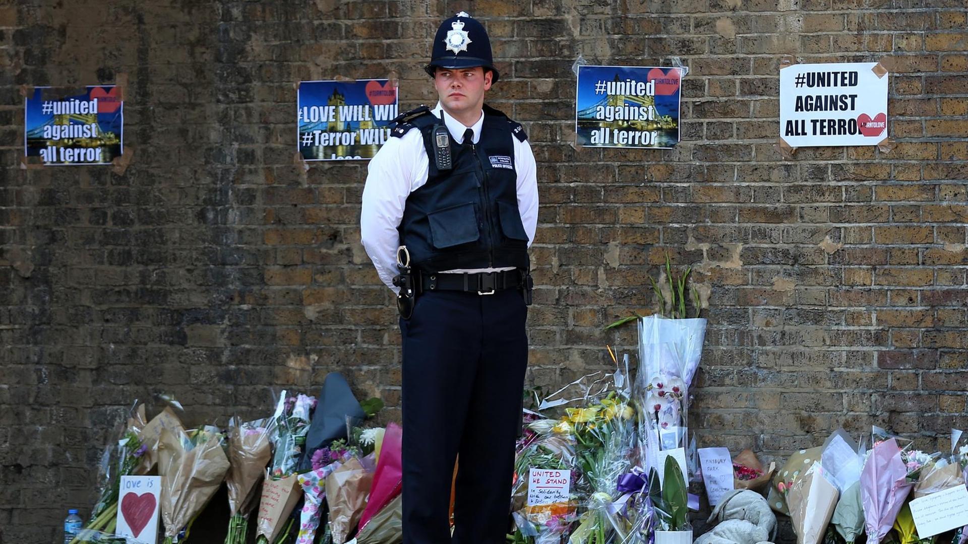 Menschen in London gedenken der Opfer: Ein Polizeibeamter in der Nähe des Anschlagsortes Finbury Park in London.