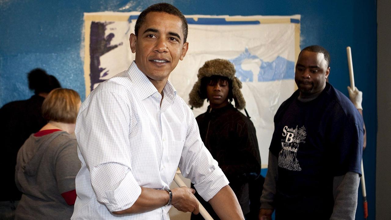 US-Präsident Barack Obama 2009 bei Malerarbeiten in einem Haus für obdachlose und vernachlässigte Jugendliche in Washington.
