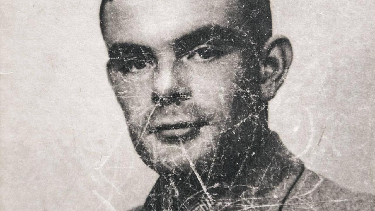 Schwarzweißporträt von Alan Turing mit nostalgischer Anmutung