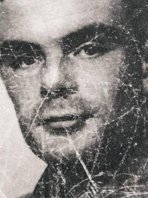 Schwarzweißporträt von Alan Turing.