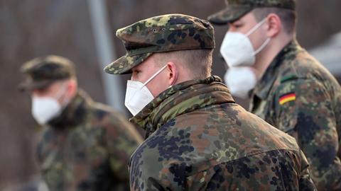 Bundeswehrsoldaten beim Testen Einreisender aufs Coronavirus an der deutsch-österreichischen Grenze