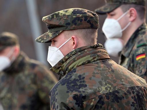 Bundeswehrsoldaten beim Testen Einreisender aufs Coronavirus an der deutsch-österreichischen Grenze