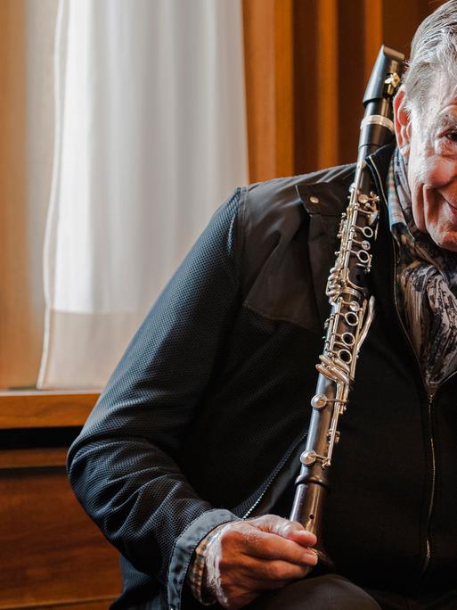 Jazz-Legende Rolf Kühn posiert bei Deutschlandradio Kultur in Berlin am 25.09.2014.