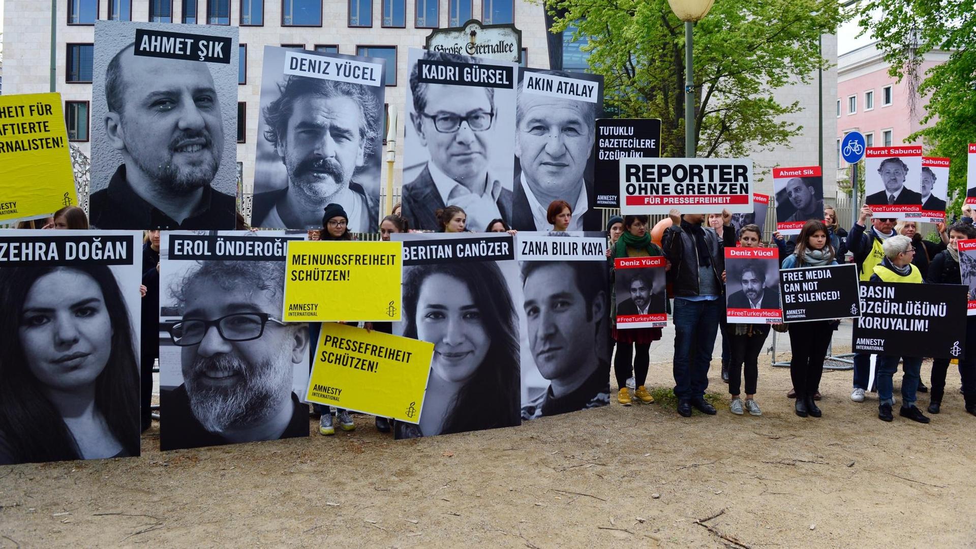 Demonstranten protestieren vor der Botschaft der Türkei in Berlin bei einer Aktion von Amnesty International und Reporter ohne Grenzen für Presse- und Meinungsfreiheit in der Türkei.