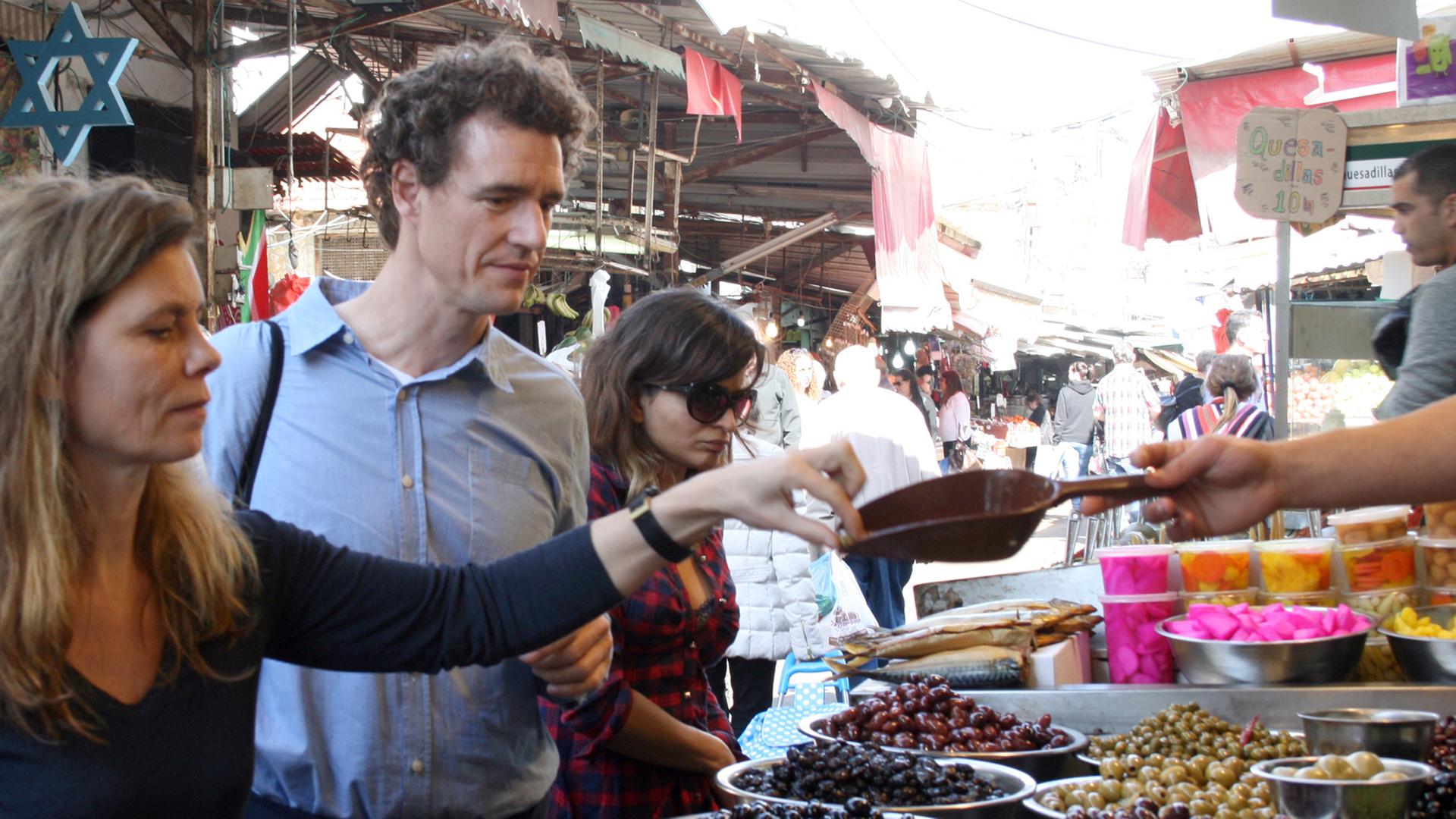Der deutsch-israelischer TV-Koch Tom Franz geht mit seiner Kollegin Sarah Wiener über den Karmel-Markt in Tel Aviv (Israel).