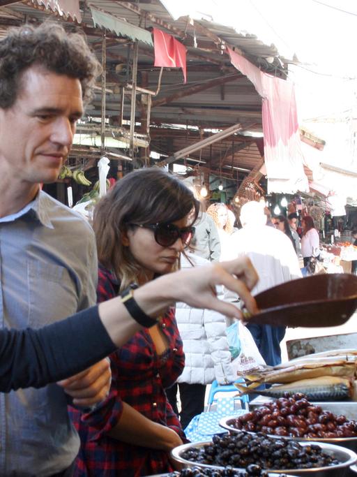 Der deutsch-israelischer TV-Koch Tom Franz geht mit seiner Kollegin Sarah Wiener über den Karmel-Markt in Tel Aviv (Israel).