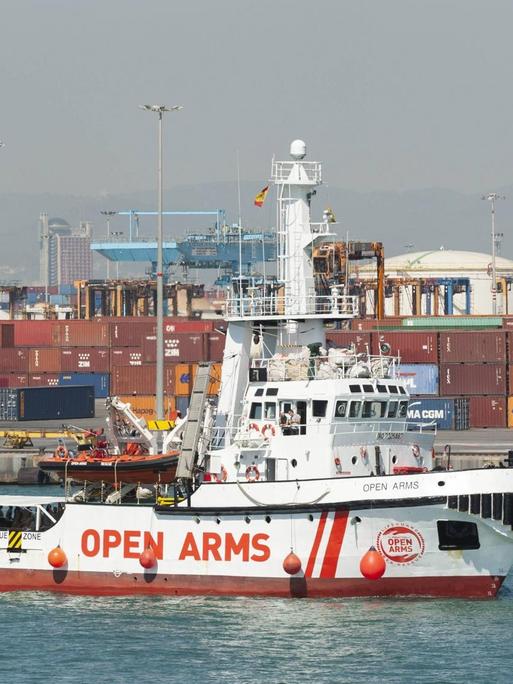 Das private spanische Rettungsschiff "Open Arms" liegt im Juli mit 60 Migranten an Bord im Hafen von Barcelona.