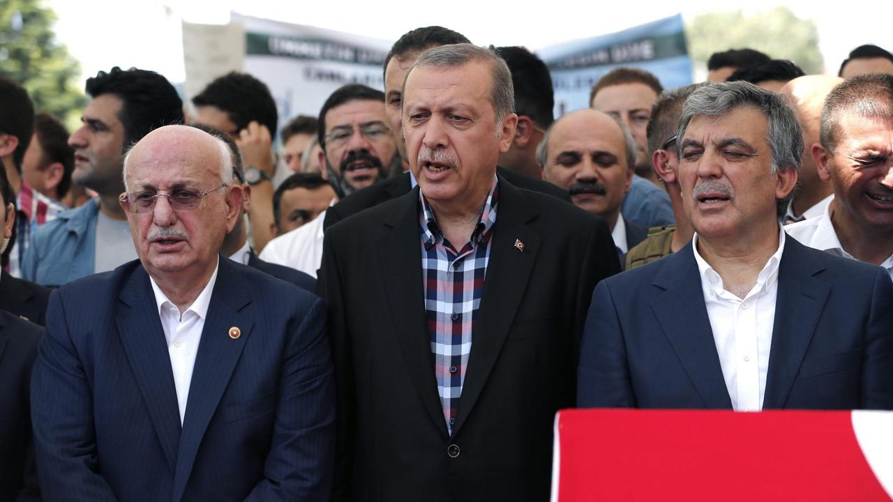 Der türkische Parlamentspräsident Kahraman, Präsident Erdogan sowie ehemalige Präsident Gül bei der Trauerfeier für Opfer des gescheiterten Aufstands in Istanbul.