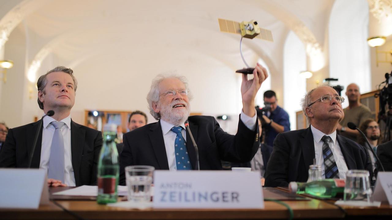 Professor Anton Zeilinger (Universität Wien) beim weltweit ersten quantenkryptographisch gesicherten Videotelefonat (Foto: Österreichische Akademie der Wissenschaften)
