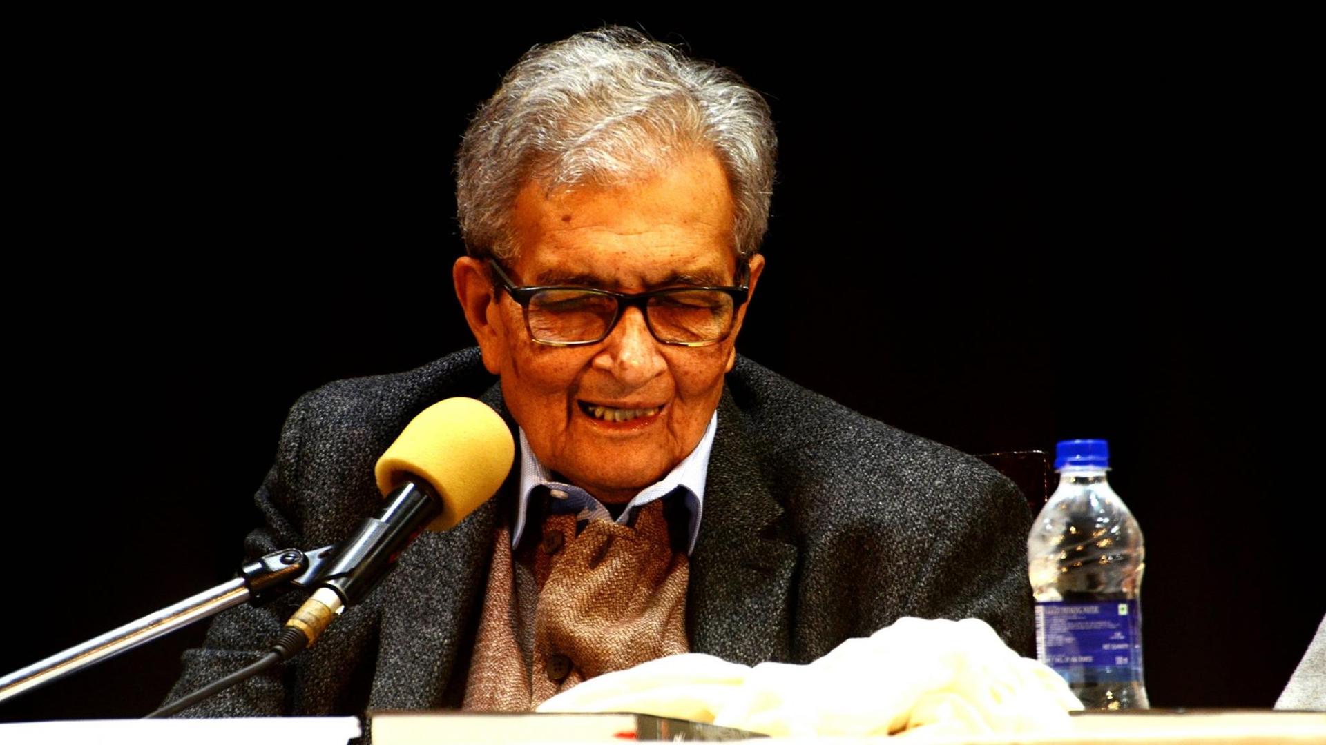 Amartya Sen spricht in ein Mikrofon.