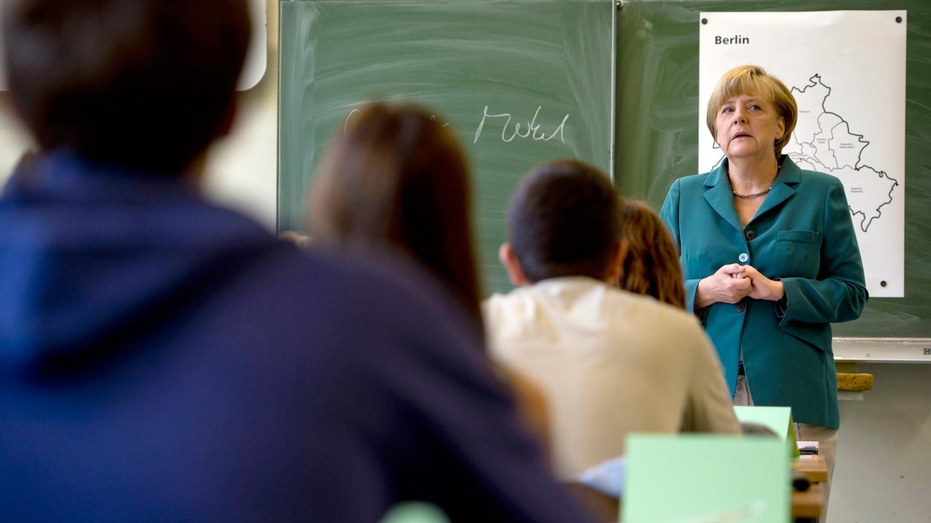 Bundeskanzlerin Angela Merkel bei einem Besuch am Heinrich Schliemann Gymnasium im Berlin im Jahr 2013