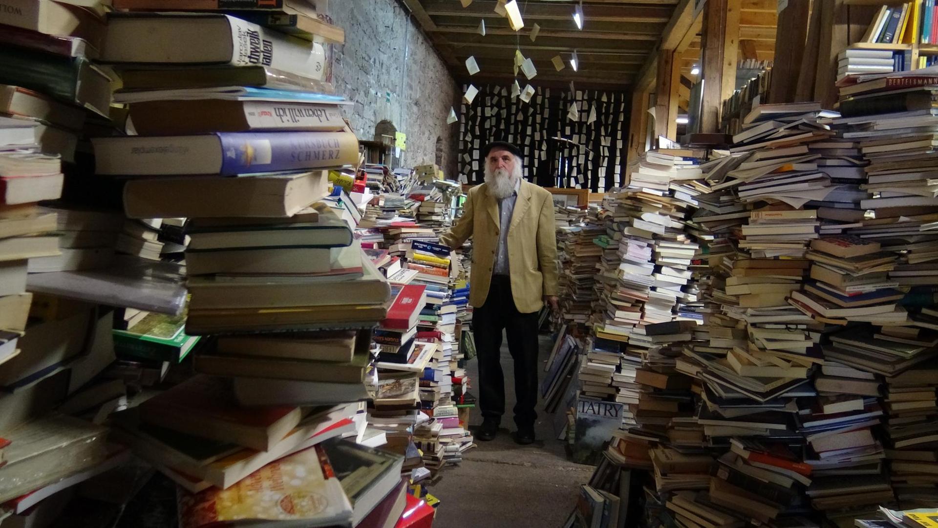 Pfarrer Weskott in seiner Bücherburg Pfarrer Weskott in seiner Bücherburg