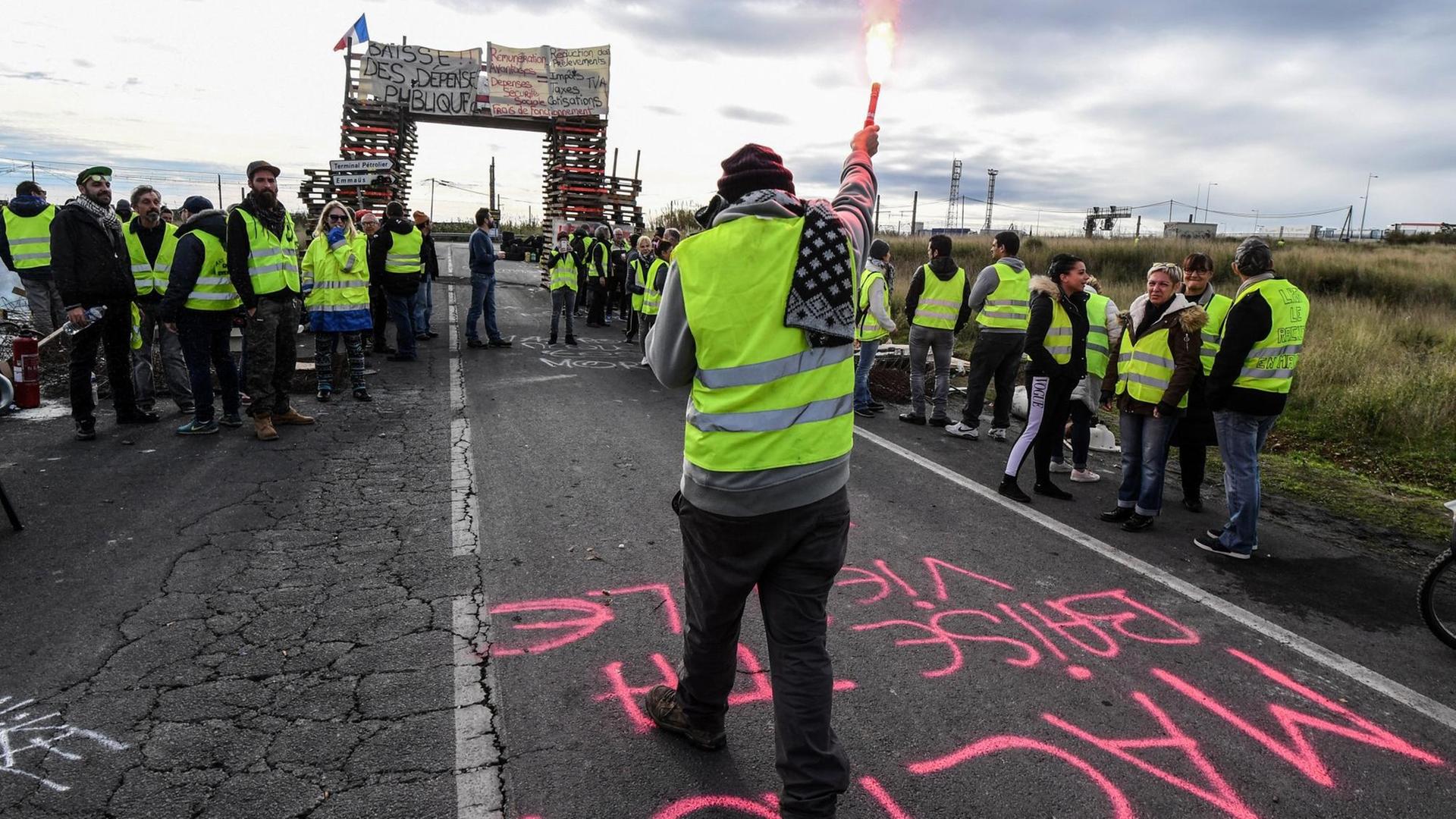 Demonstranten der Gelben Westen (Gilets Jaunes) blockieren die Straße, die zum Öldepot Frontignan in Südfrankreich führt, als sie gegen den Anstieg der Treibstoffpreise und der Lebenshaltungskosten am 3. Dezember 2018 demonstrieren.
