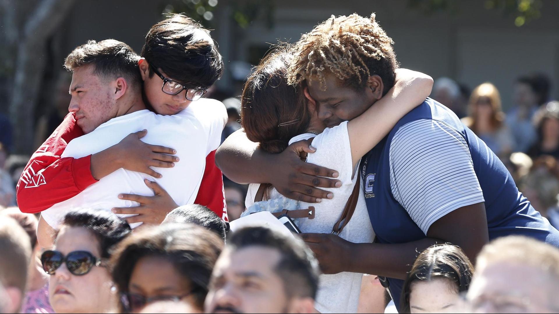 Trauer nach dem Amoklauf an der Marjory Stoneman Douglas High School im US-Bundesstaat Florida