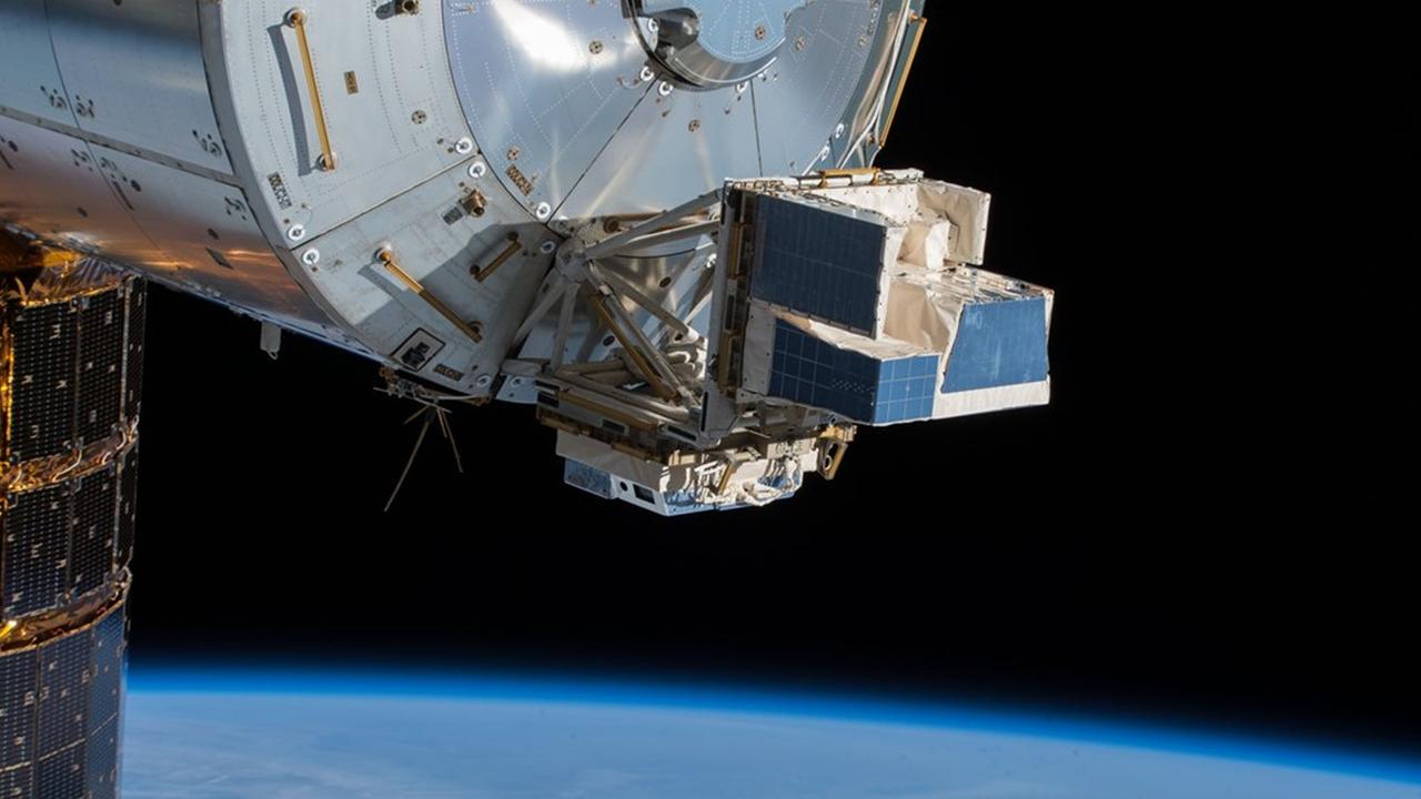 Blick von der ISS in die Hochatmosphäre: ASIM außen am ESA-Raumlabor Columbus