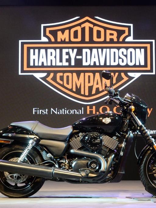 Motorräder von Harley-Davidson auf einer Messe in Neu Delhi.