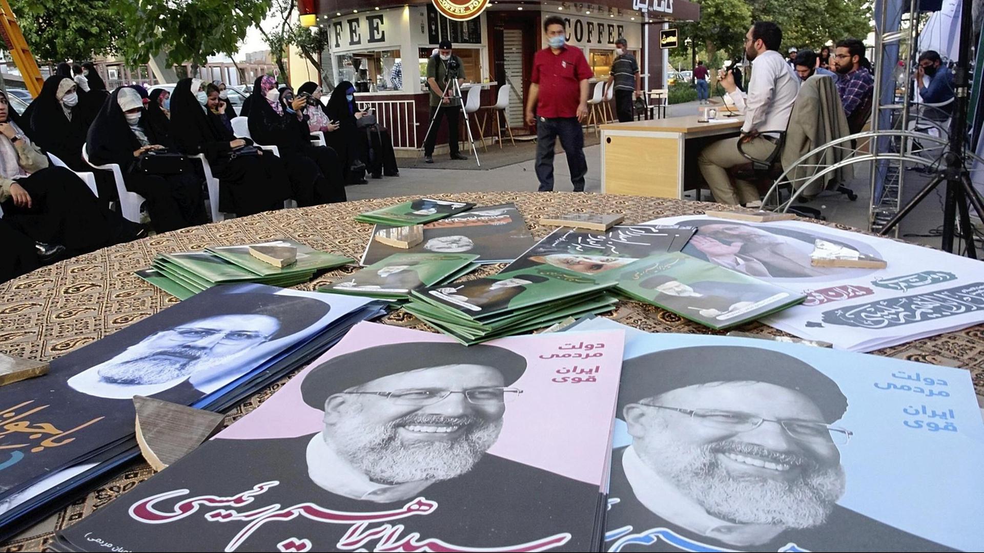Wahlplakate von Ebrahim Raisi, der die Präsidentschaftswahl im Iran gewonnen hat.