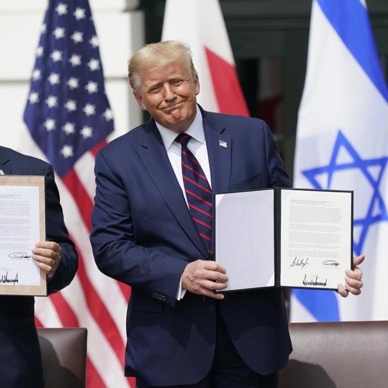 Benjamin Netanyhu und Donald J. Trumpzeigen am 15. September 2020 das unterzeichnete Abkommen
