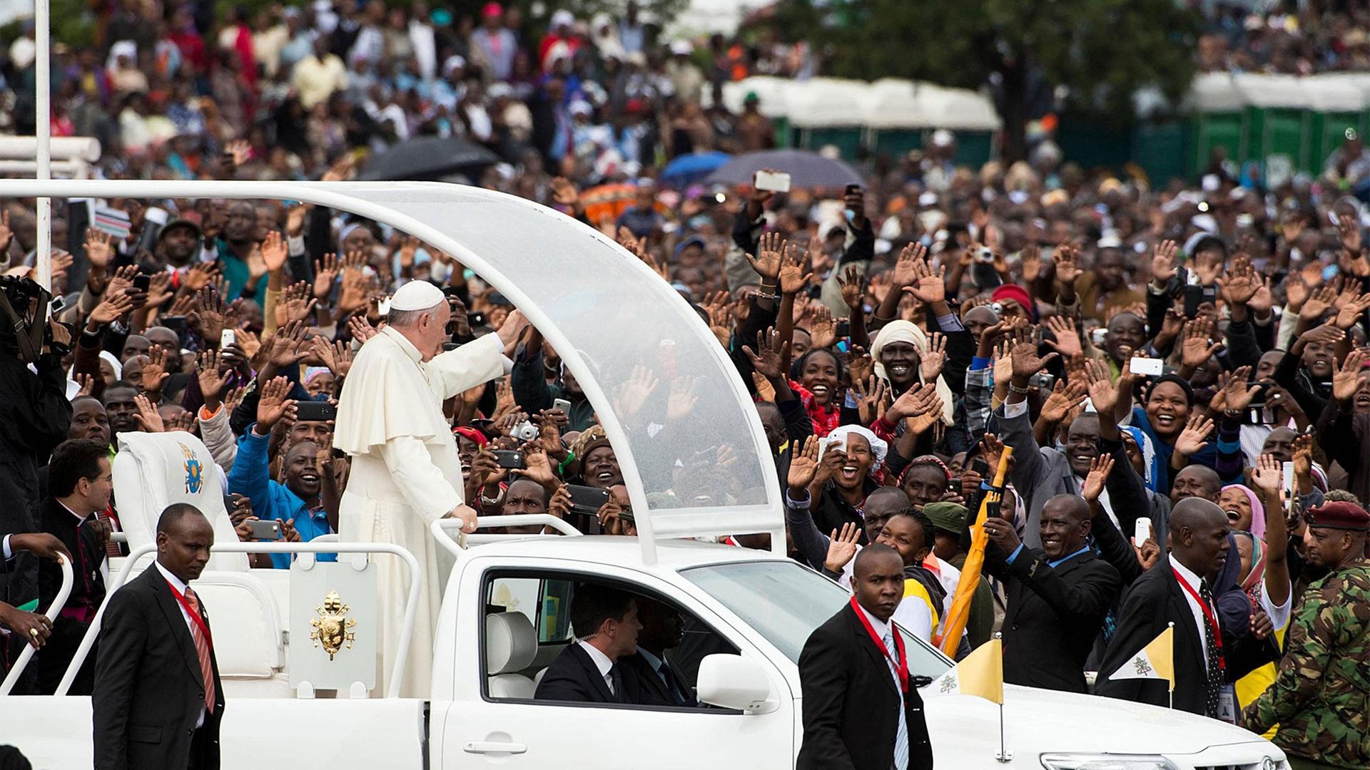 Papst Franziskus winkt Menschen auf der Straße in Nairobi zu
