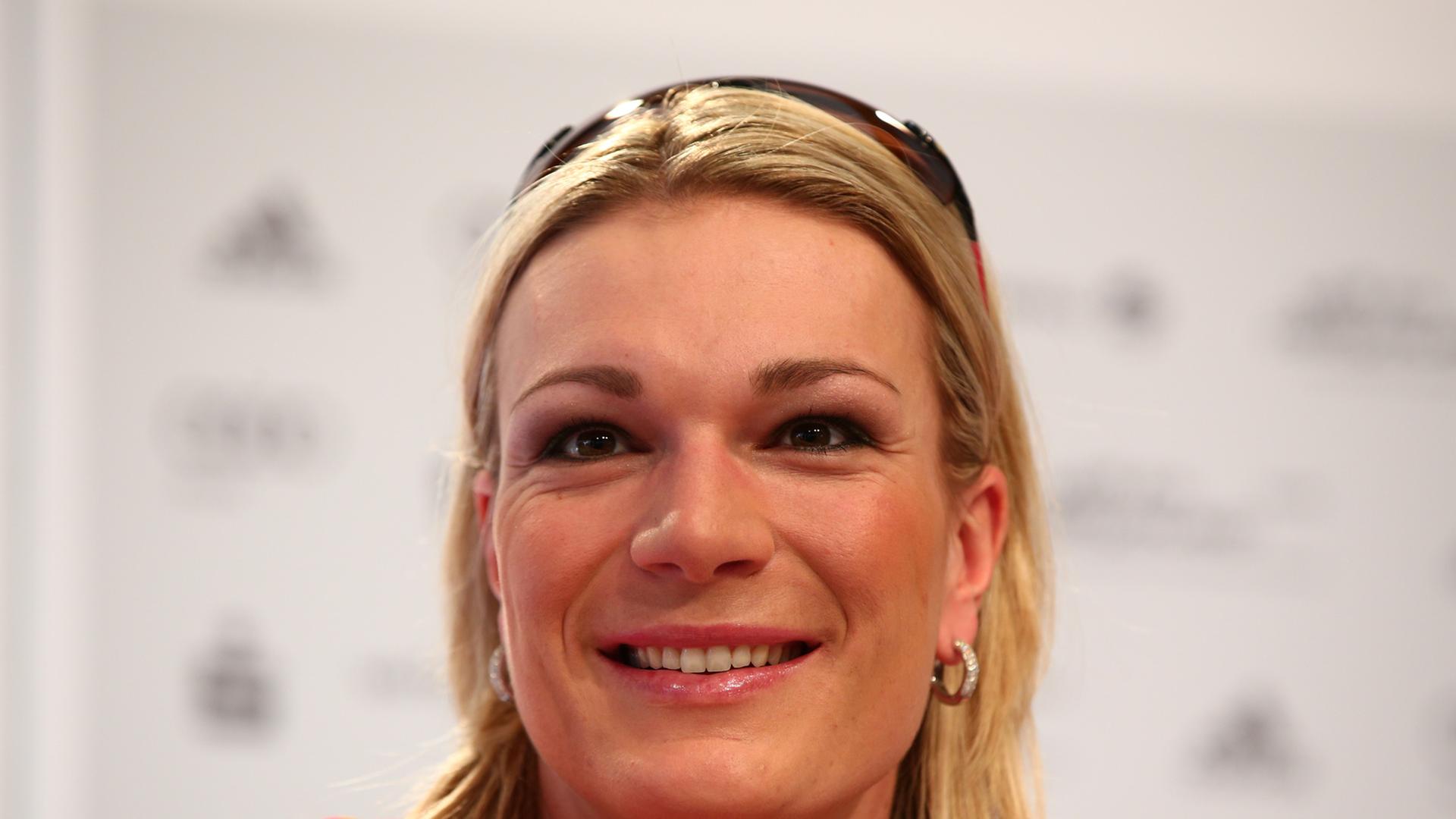Maria Höfl-Riesch trägt die Fahne in Sotschi Maria Höfl-Riesch trägt die Fahne in Sotschi