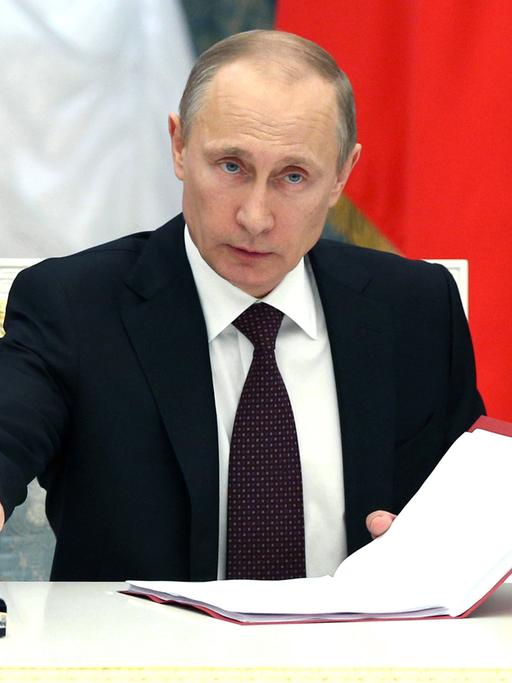 Russlands Präsident Putin unterzeichnet das Dokument zur Integration der Krim. Russlands Präsident Putin unterzeichnet das Dokument zur Integration der Krim.