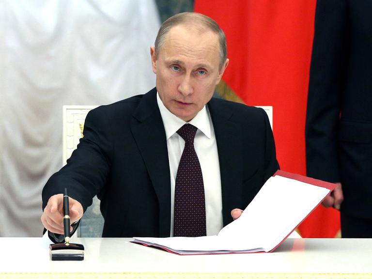 Russlands Präsident Putin unterzeichnet das Dokument zur Integration der Krim. Russlands Präsident Putin unterzeichnet das Dokument zur Integration der Krim.