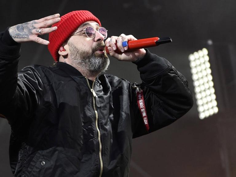 Der Rapper Sido mit Mikro während eines Auftritts.