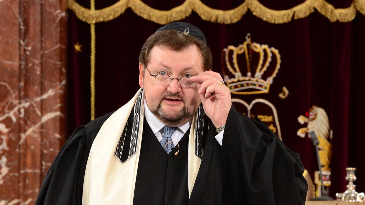 Bei einer Rabbinerordinationsfeier in der Neuen Synagoge in Erfurt spricht Rabbiner Walter Homolka.