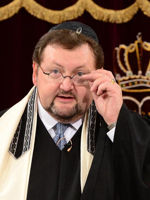 Bei einer Rabbinerordinationsfeier in der Neuen Synagoge in Erfurt spricht Rabbiner Walter Homolka.