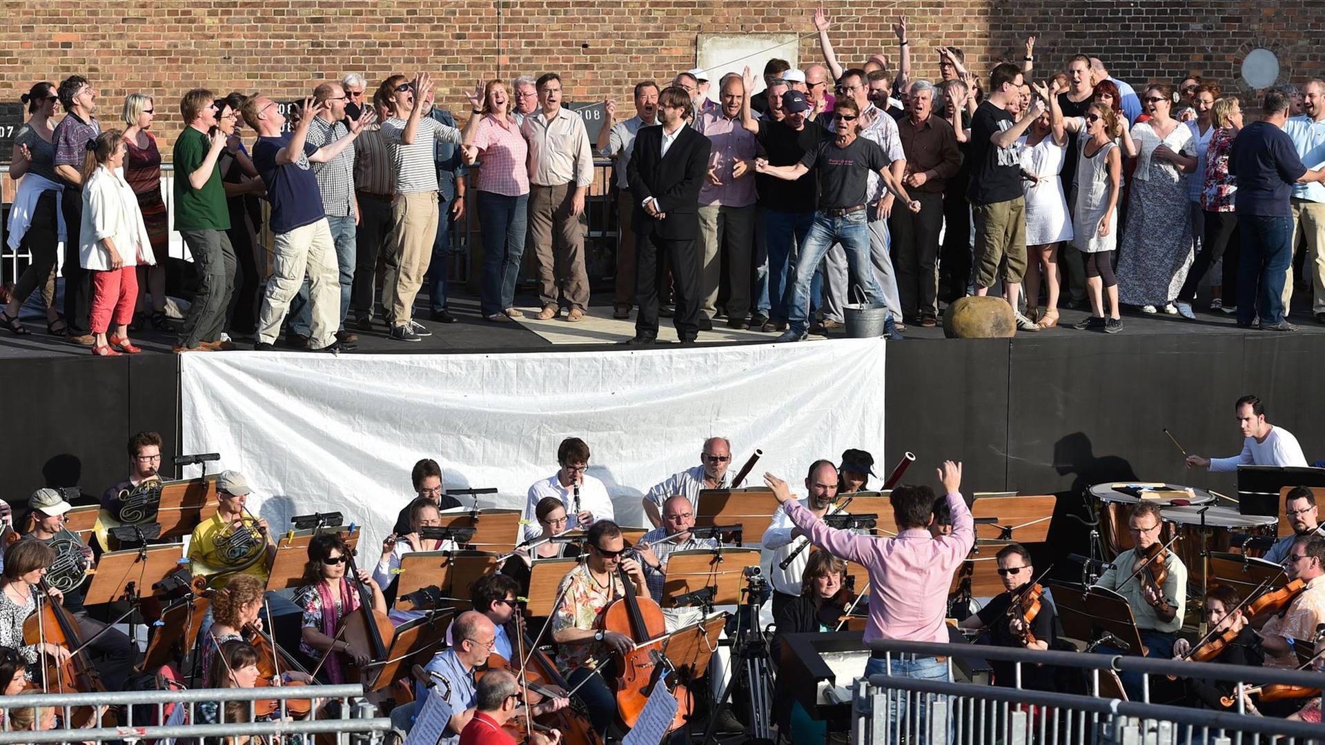 Probe mit Orchester und Chor zu Ludwig van Beethovens Freiheitsoper "Fidelio" im Innenhof der Gedenkstätte Zuchthaus Cottbus des Vereines Menschenrechtszentrum Probe mit Orchester und Chor zu Ludwig van Beethovens Freiheitsoper "Fidelio" im Innenhof der Gedenkstätte Zuchthaus Cottbus des Vereines Menschenrechtszentrum