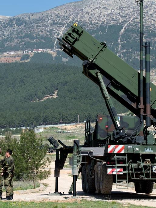 Deutsche Soldaten stehen im Jahr 2014 in der Türkei neben einem  "Patriot" Raketenabwehrsystem.