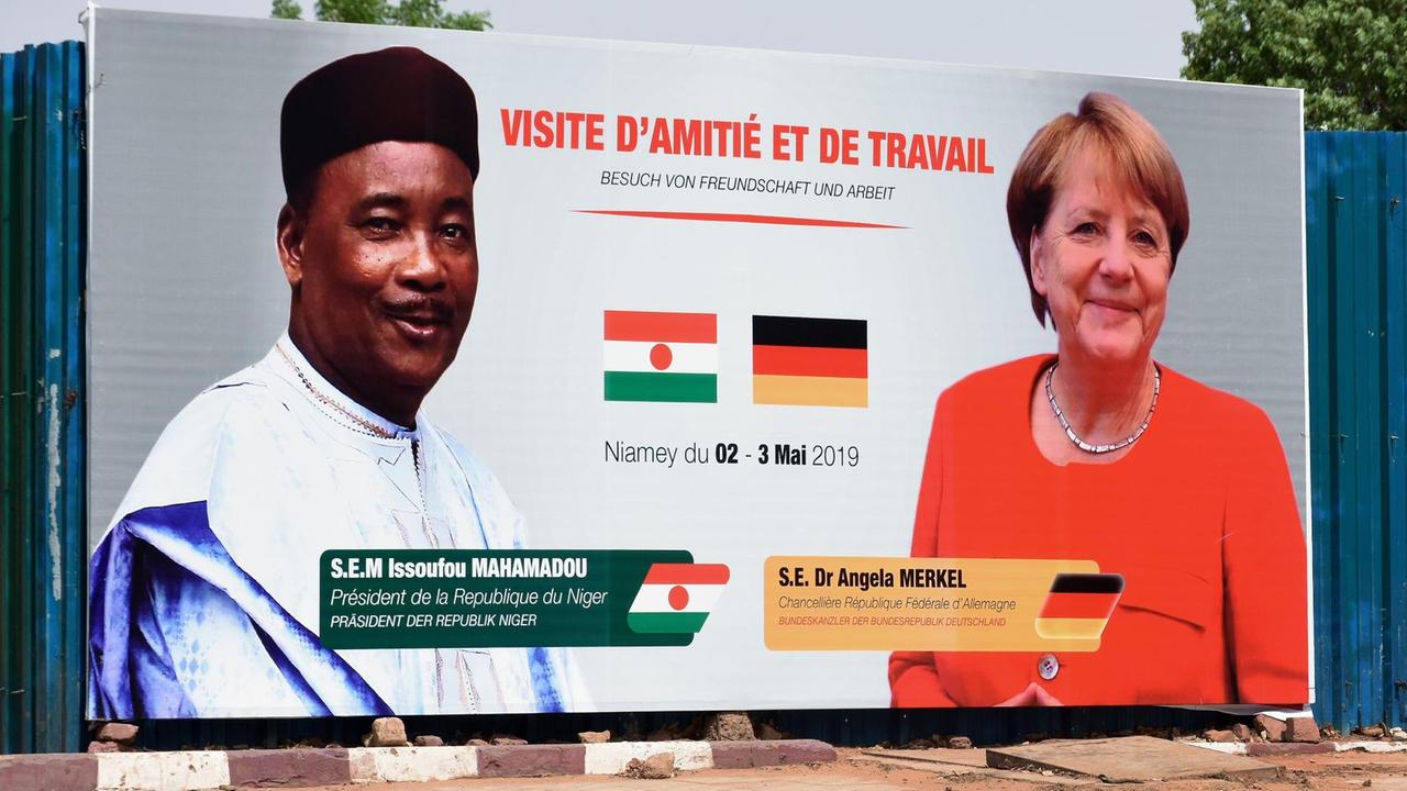 Eine Plakatwand in der Nähe es Präsidentenpalastes zeigt Porträts von Issoufou Mahamadou, Präsident von Niger, und Angela Merkel, Bundeskanzlerin. 