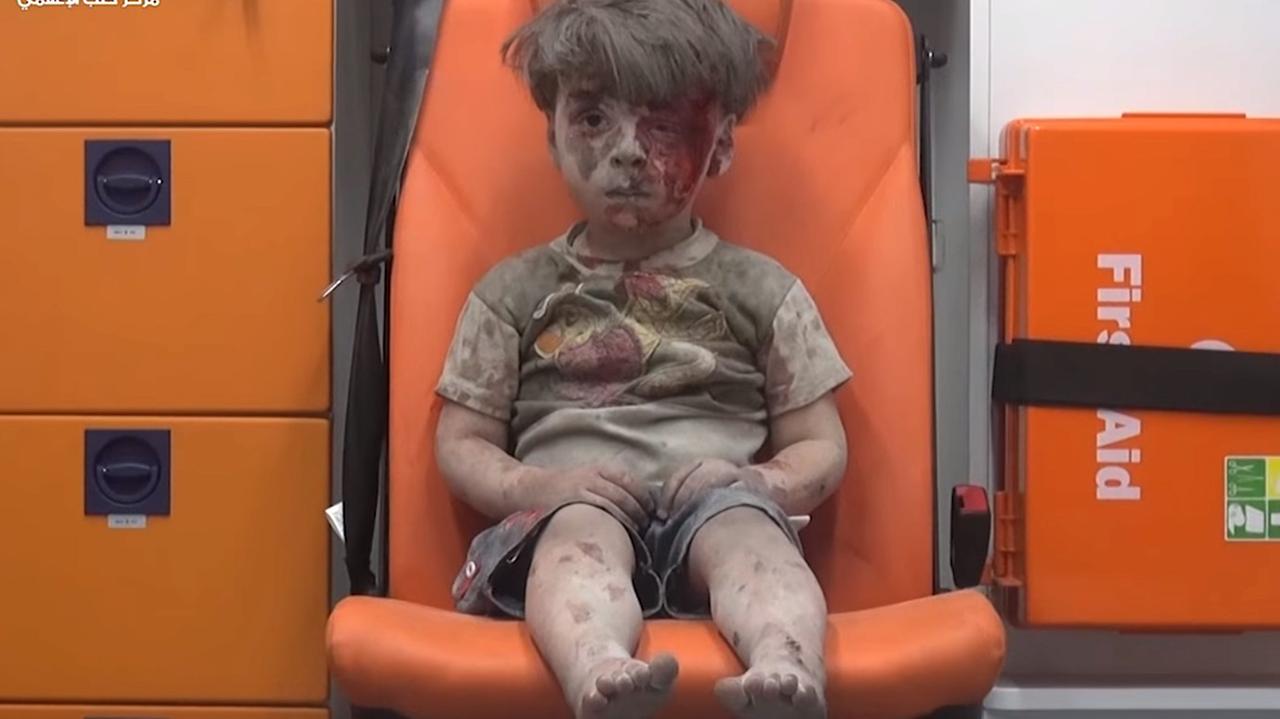 Ein Bild, das zur Zeit um die Welt geht: ein verwundeter Junge, der aus einem zerstörten Gebäude in Aleppo gerettet wurde, sitzt in einem Krankenwagen. Das Bild wurde von der Aktivistengruppe Aleppo Media Center zur Verfügung gestellt.