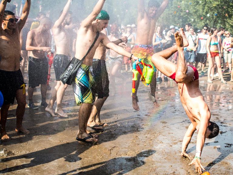 Besucher des Budapester Szigetfestival haben sichtlich Spaß.
