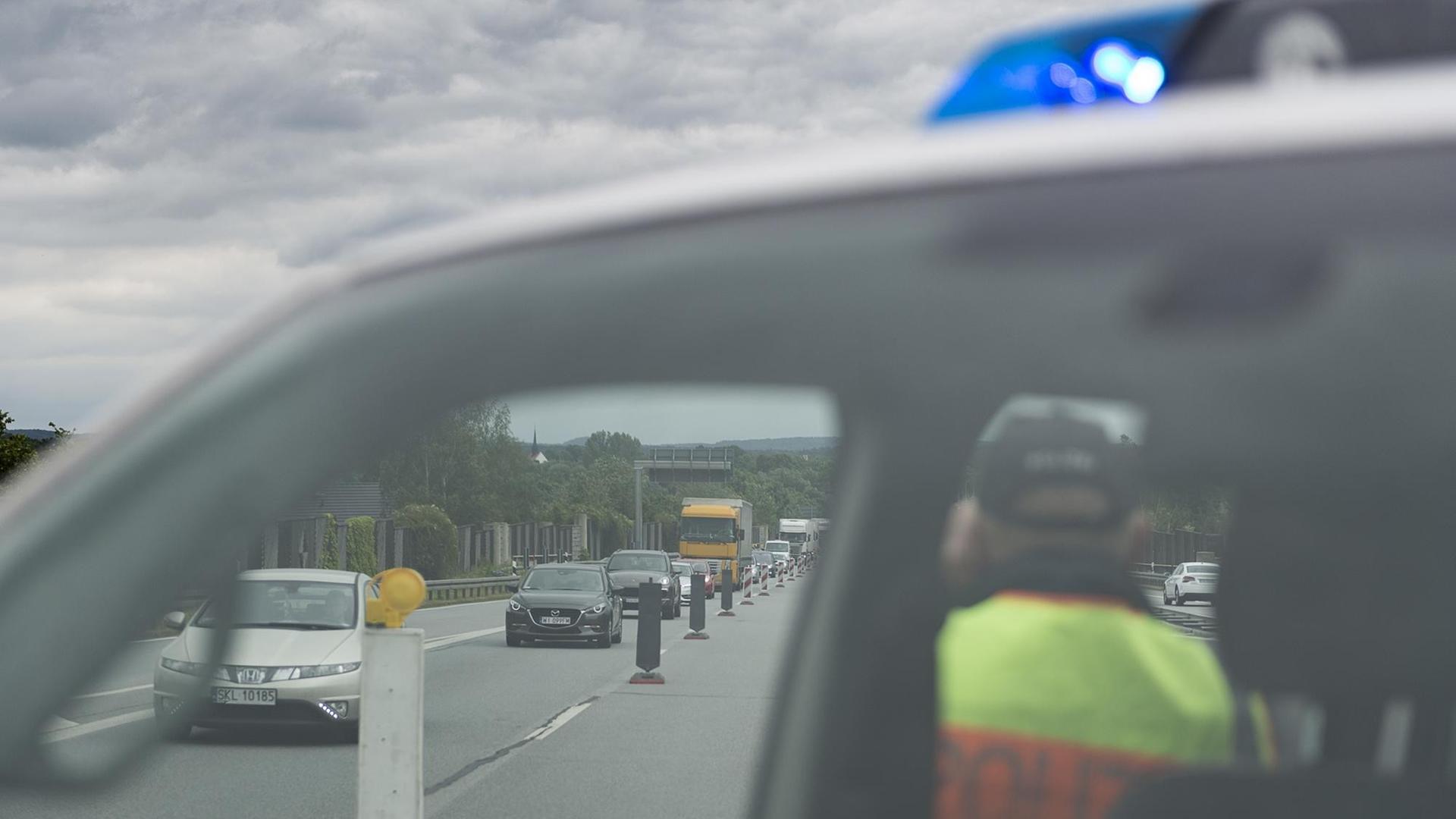 An der Autobahn A4 bei Görlitz (Sachsen) kontrolliert die Bundespolizei Reisende aus Polen. An der Autobahn A4 bei Görlitz (Sachsen) kontrolliert die Bundespolizei Reisende aus Polen.