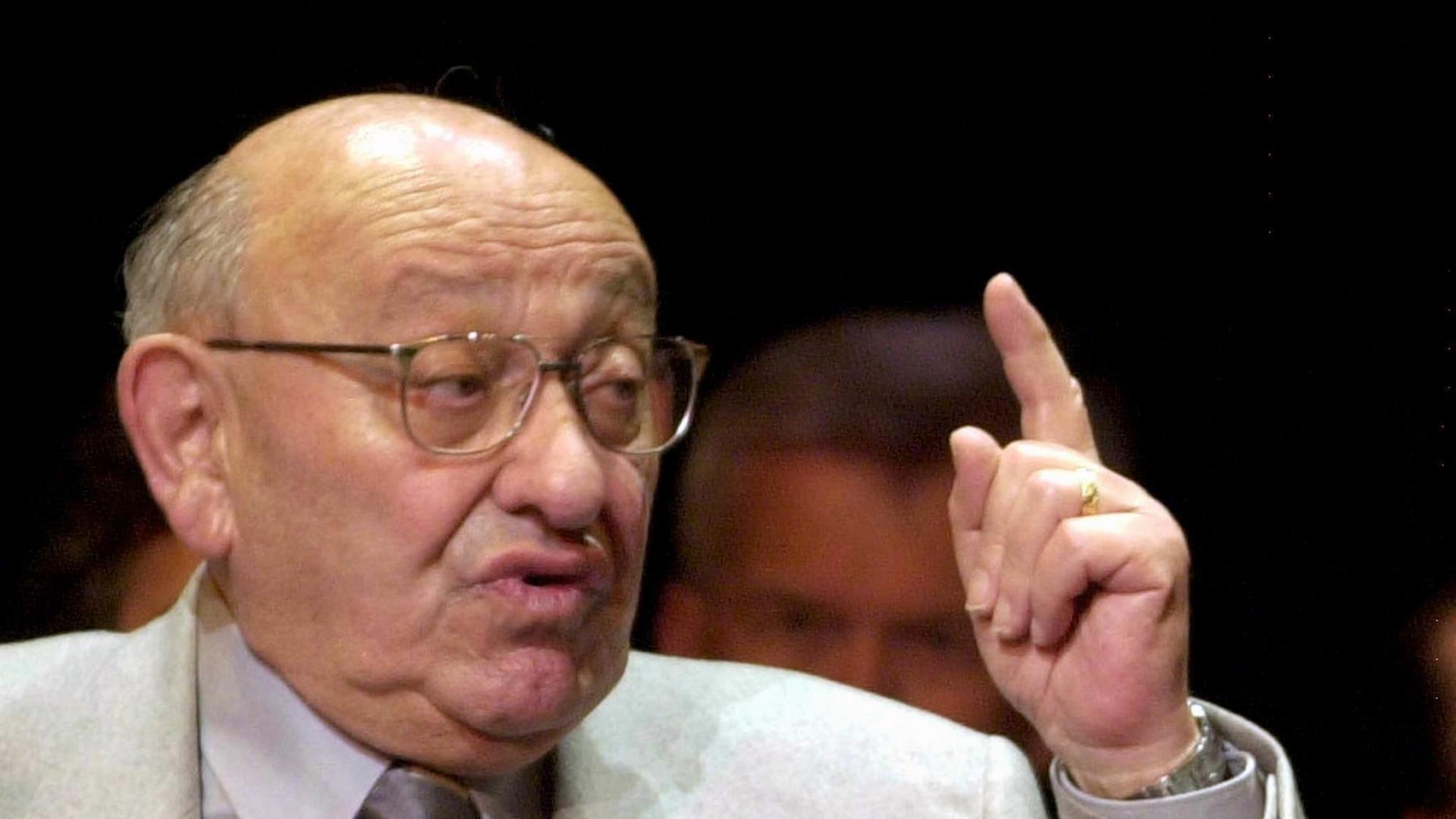 Der Schriftsteller und Literaturkritiker Marcel Reich Ranicki diskutiert am 8. Mai 2000 im Züricher Bernhard-Theater mit Peter Zeindler über seine Autobiografie "Mein Leben". Der "Literatur-Papst" feiert am 2. Juni 2000 seinen 80. Geburtstag. Der Schriftsteller und Literaturkritiker Marcel Reich Ranicki diskutiert am 8. Mai 2000 im Züricher Bernhard-Theater mit Peter Zeindler über seine Autobiografie "Mein Leben". Der "Literatur-Papst" feiert am 2. Juni 2000 seinen 80. Geburtstag.