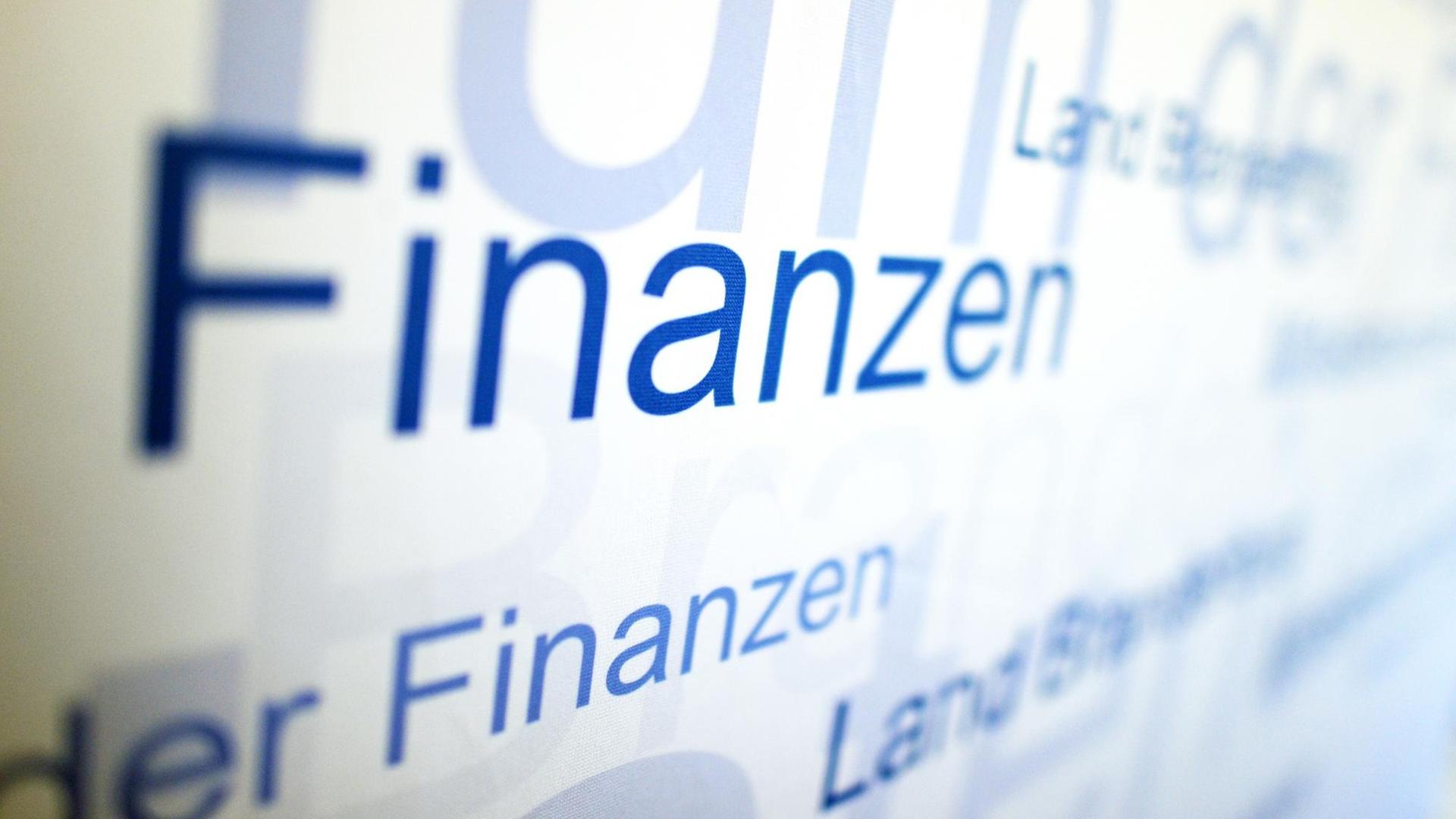 Das Wort "Finanzen", fotografiert am 11.09.2014 im Finanzministerium in Potsdam (Brandenburg). Das Wort "Finanzen", fotografiert am 11.09.2014 im Finanzministerium in Potsdam (Brandenburg).