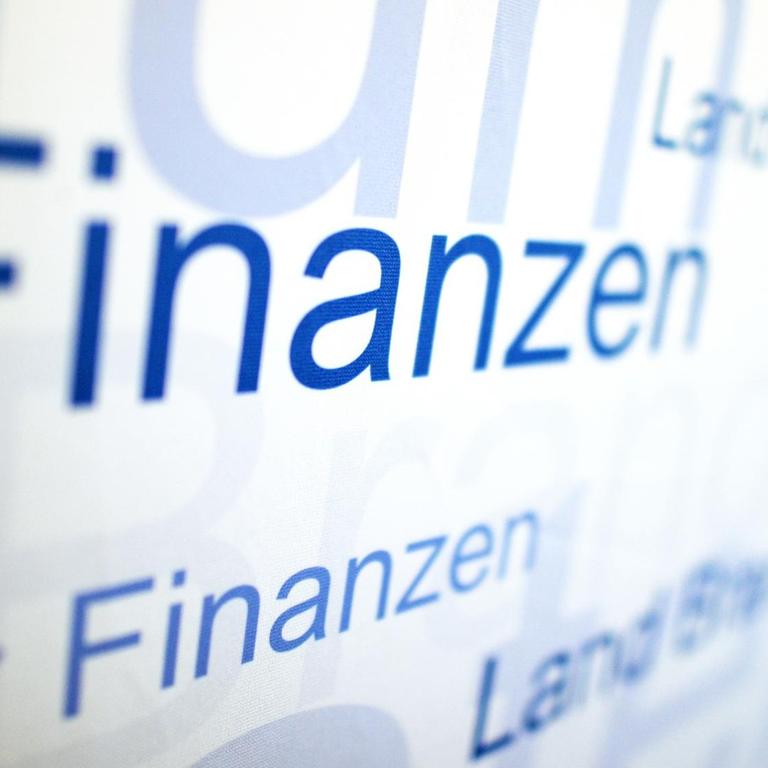 Das Wort "Finanzen", fotografiert am 11.09.2014 im Finanzministerium in Potsdam (Brandenburg).