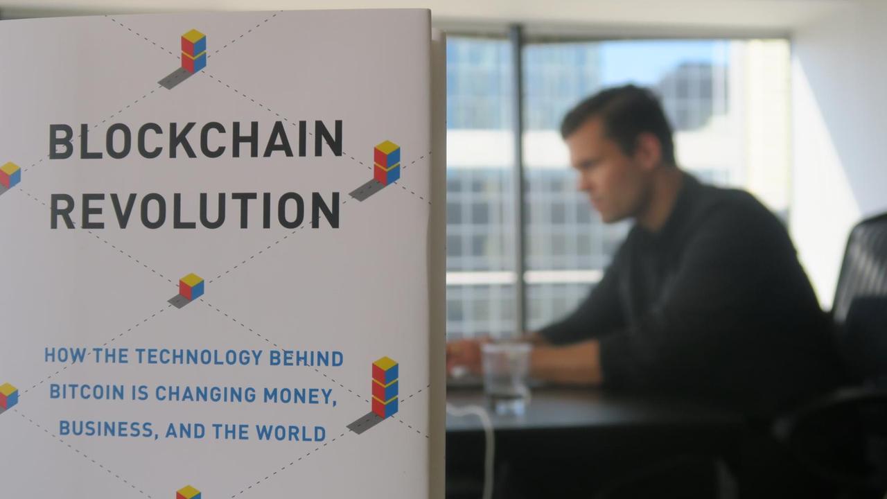 Alex Tapscott, leitet eine Investment-Firma im Blockchain-Bereich. Er hat sich insbesondere mit der Frage beschäftigt, wie Blockchain die Finanzwelt verändern könnte. Gemeinsam mit seinem Vater Don Tapscott hat er das Buch "Blockchain Revolution" geschrieben.