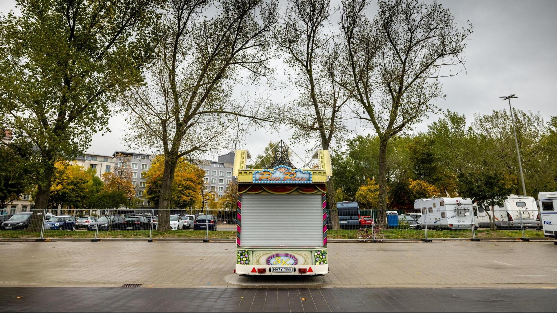 Eine geschlossene Bude am Ort des Hamburger Winterdom. Die Veranstaltung wurde abgesagt.