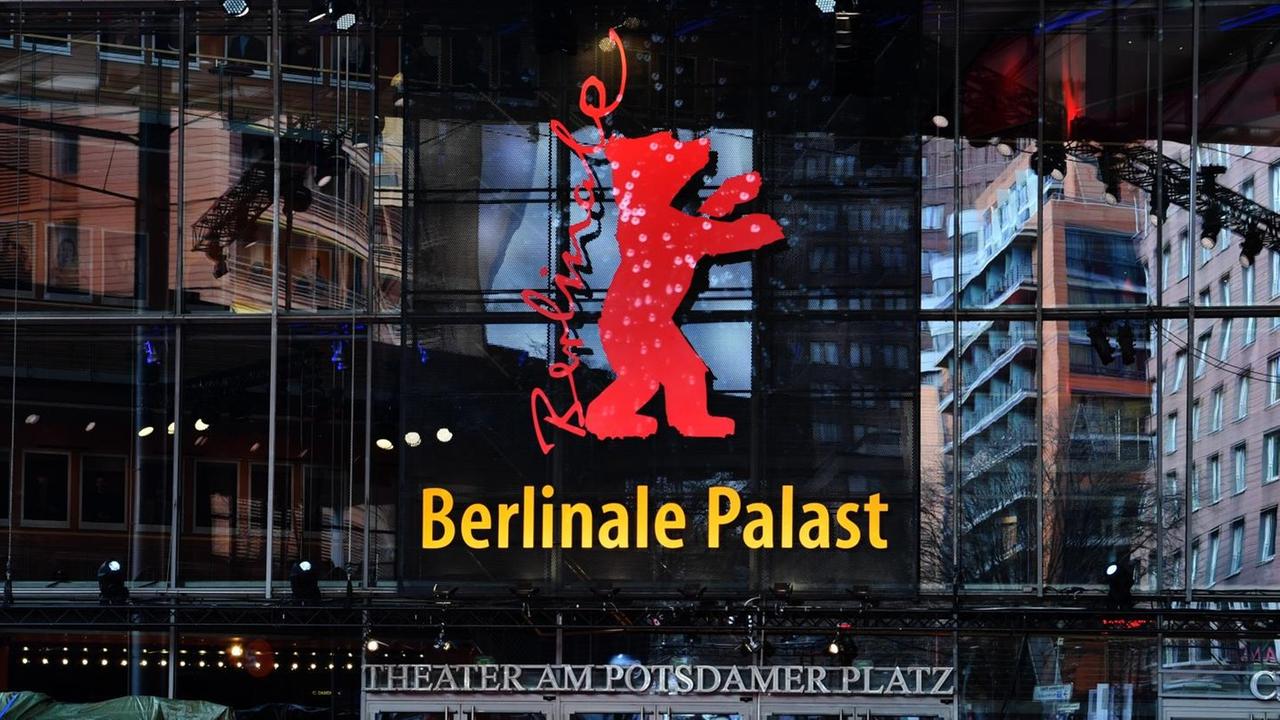 Das Bild zeigt den Platz vor dem Berlinale Palast am Potsdamer Platz. Zu sehen ist das Berlinale-Plakat.
