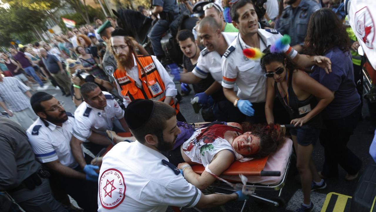 Bei dem Angriff eines ultraorthodoxen Juden auf einen Umzug von Schwulen und Lesben sind sechs Menschen verletzt worden.