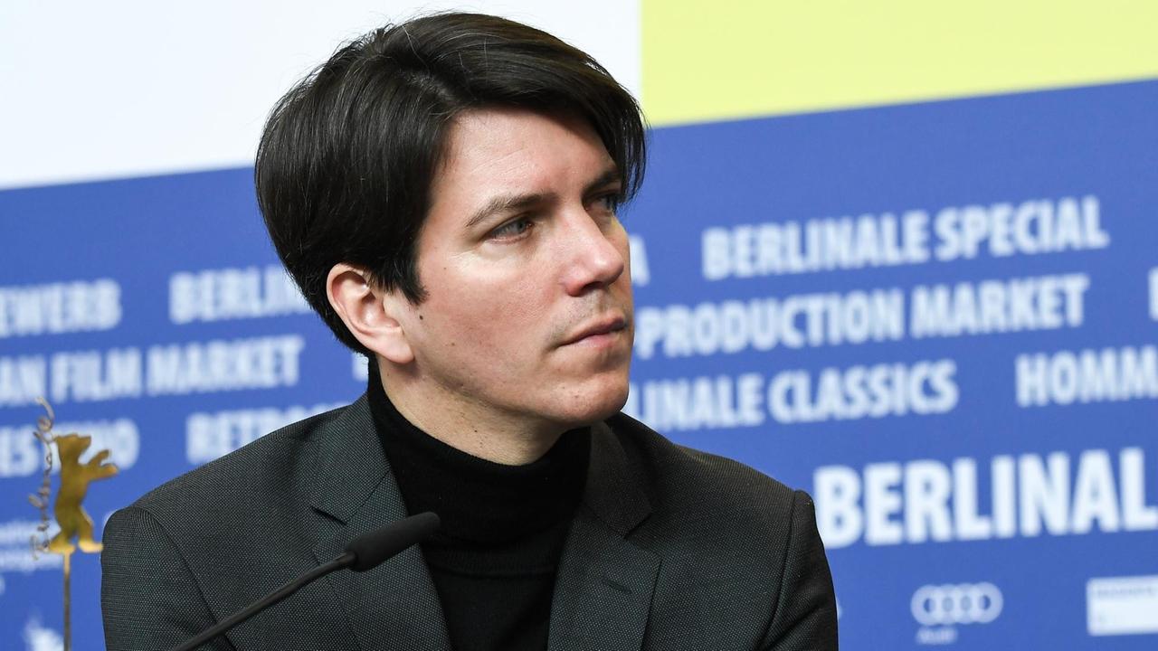 Produzent Jochen Laube schaut nachdenklich zur Seite während der Pressekonferenz zu seinem Berlinale-Beitrag "Berlin Alexanderplatz".