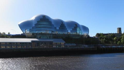 Blick auf den futuristischen Bau des Konzerthauses Sage in Gateshead 