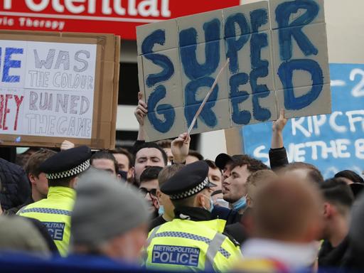 Chelsea Fans protestieren in London am 20.04.2021 gegen die Pläne einer europäischen Super League.