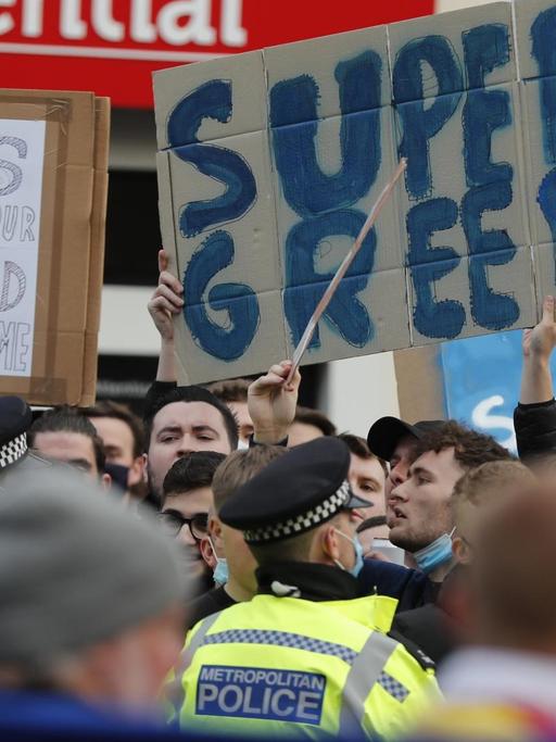 Chelsea Fans protestieren in London am 20.04.2021 gegen die Pläne einer europäischen Super League.