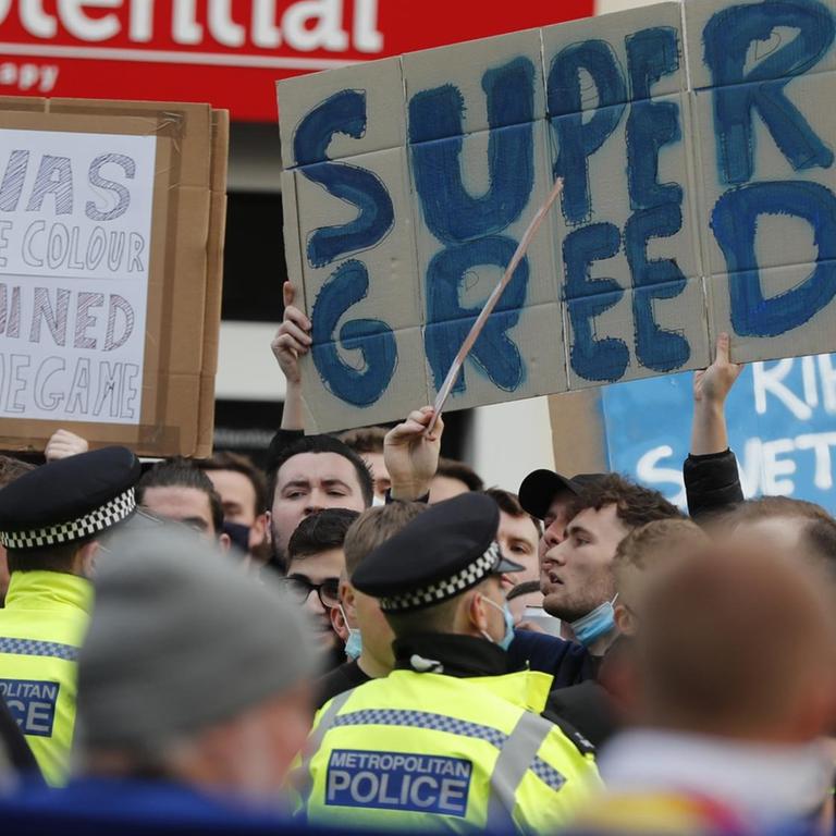 Chelsea Fans protestieren in London am 20.04.2021 gegen die Pläne einer europäischen Super League. 