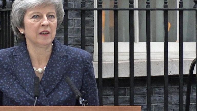 Premierministerin Theresa May gibt vor ihrem Amtssitz eine Erklärung ab.